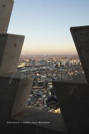 Image du Maroc Professionnelle de  Sur cette image réalisée du minaret de la Mosquée Hassan II, on découvre au premier plan à droite l’ancienne médina dont l’extension à l’Est de Casablanca a été bloqué par des constructions de plusieurs étages et ce depuis 1930, (Photo / Abdeljalil Bounhar)